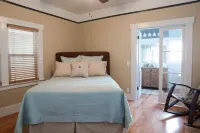 UNWIND ON VINE- A Beautiful Place to Stay and Short Walk to Downtown