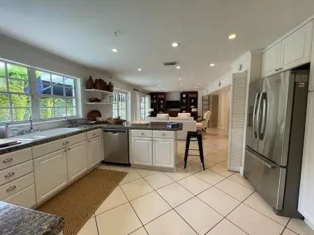 Island Paradise! Beautiful Elegant Tropical Home with Private Heated Pool! Отели в г. Ки-Бискейн