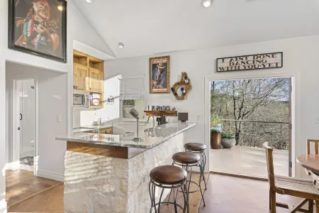 A "Willie" Nice House, with a Willie Nice View! 509 East Avenue, Marble Falls Отели в г. Марбл Фолс