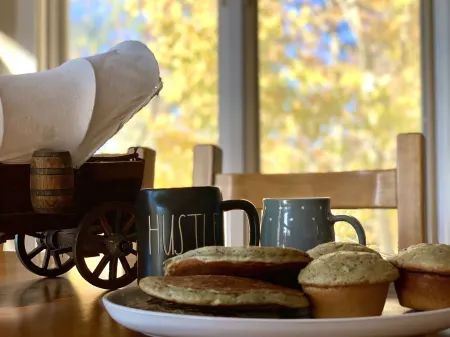 WinterPark Chalet-3br/2ba. 2decks/hottub/mtn views. Skiing/Hiking/Biking nearby. Отели в г. Табернаш