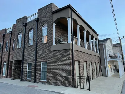 New Downtown Luxury Townhouse in Bourbon Country Hotel dekat T.J. Maxx
