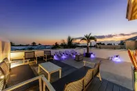 Luxurious 4 Bedroom Beach Villa steps from Hollywood Beach
