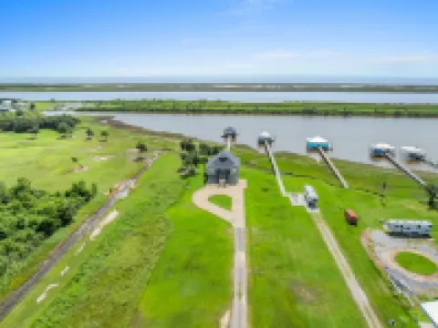 REEL N  REST in Hackberry LA ! Waterfront home with beautiful views . Hotels in Hackberry