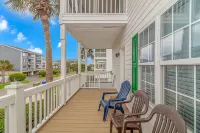 Steps to the beach/ Pool/  Ensuite bathrooms /Arcade/ beautiful safe community