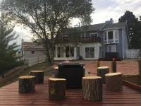 Cozy 5BR w/ Hot Tub, Gym, BBQ, Mountain Views, Near Shops & Attractions