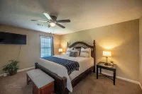 2BR/2Bth, walking to Holiday World. Outdoor grilling area. Family Friendly!!