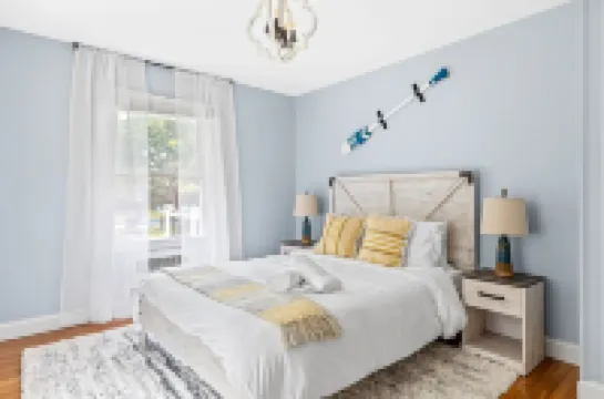 Coastal Retreat With Saltwater Heated Pool, 5 Min To Beach, Fire Pit, 4 BDRM