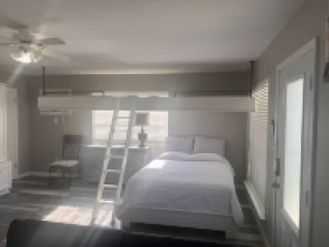 Relax by the Gulf Coast, just 8 mins from Gulfport Beach 長灘酒店