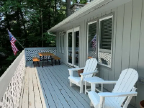 Renovated House on Fence Lake for Families, Sunset View, Boat Dock, Snomo Access