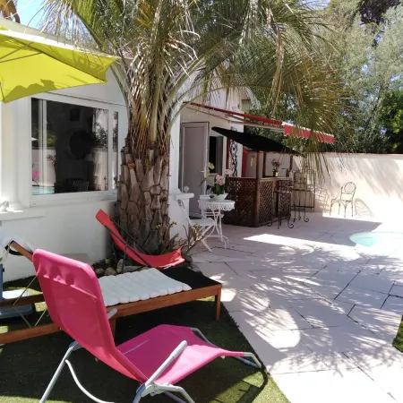 Small 30m2 house for 2 people on private property with swimming pool