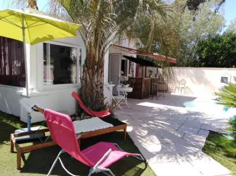 Small 30m2 house for 2 people on private property with swimming pool