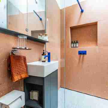 Hip Modern Studio in serene central Bellevue with AC, WiFi, Kitchen, TV Rooms