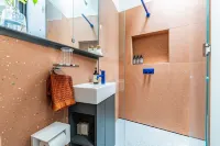 Hip Modern Studio in serene central Bellevue with AC, WiFi, Kitchen, TV Hotel a 