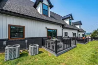 "Maggie's Place", New Modern Townhome  ⎯ Close to Pigeon Forge Perfect Location Hotels near Tanger Outlets Sevierville