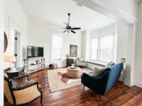 Spacious and Airy Loft/2 king beds/5 bed total/ Overlooking Broadway Ave