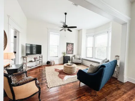 Spacious and Airy Loft/2 king beds/5 bed total/ Overlooking Broadway Ave Отели в г. Эксельсиор Спрингс