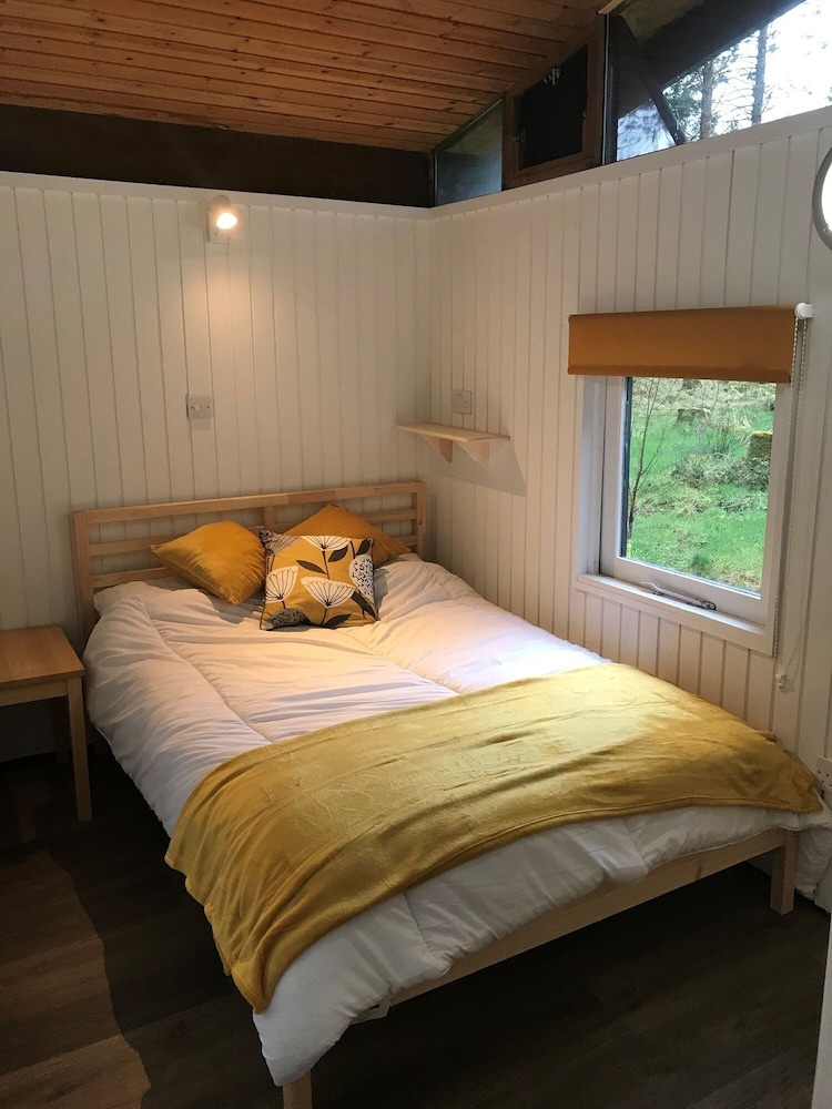 Authentic log cabin in a lovely forest location close to stunning Loch Awe Hotels in Taynuilt