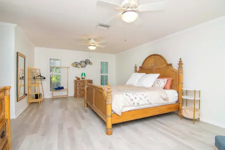 PRIVATE ESTATE BY BEACH 5BR 3BA  2 king masters, heated pooL, hottub, by beach.