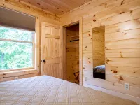 Cayuga Lake Cabins, Gorgeous Log Cabin home, Cabin C, fire pit, dog friendly Hotels in Seneca County