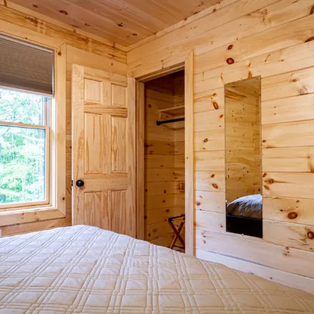 Cayuga Lake Cabins, Gorgeous Log Cabin home, Cabin C, fire pit, dog friendly