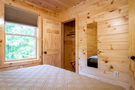 Cayuga Lake Cabins, Gorgeous Log Cabin home, Cabin C, fire pit, dog friendly