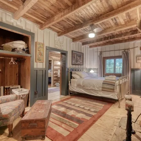 Rustic Historical Cabin Near Wineries & Gold Mines
