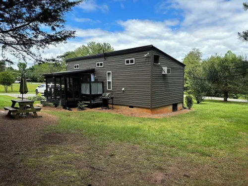 Adventurous tiny house! Located on 1 acre surrounded by evergreen forest