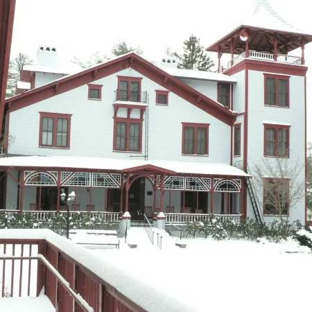 Three Cub Cottage in historic Flat Rock