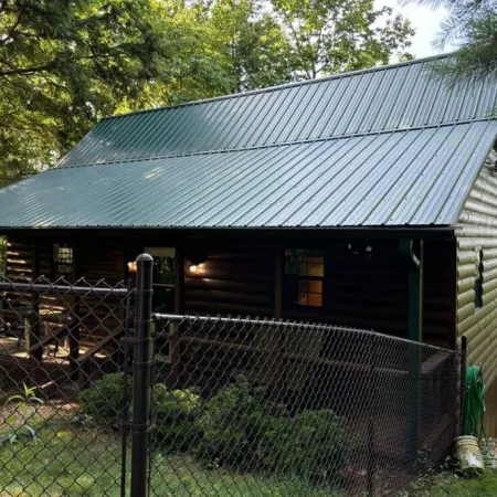 Cozy 2-bedroom cabin in beautiful Blairsville with AC, WiFi