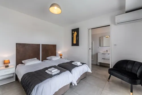 Villa ideal for family and friends - Private pool and spa - 5min beach