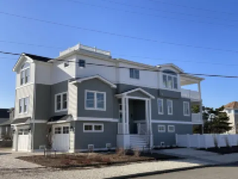Brand-New Luxury Home with Amazing Bay Views/ SUNSETS-1 block to Ocean, Swim Spa Hotels in 