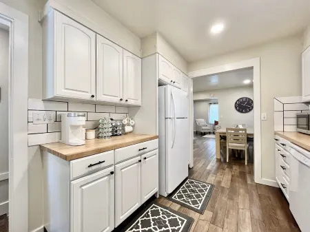 Cozy home. Newly remodeled and easy access to all that Grand Rapids has to offer Отели рядом с достопримечательностью «Парк Лемери»