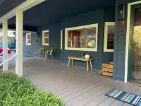 Private Apartment on Beautiful Grounds, Walking Distance to Landrum SC 랜드럼 호텔