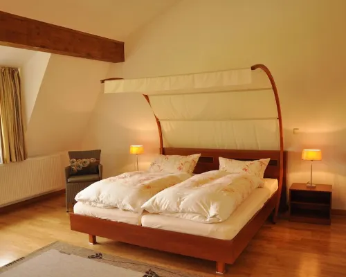 Beach house, 200 square meters. Wf., Directly on the Plauer See, Müritz, 30m to beach, Sky Hotels in Funfseen