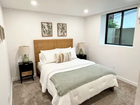 Newly Renovated, AC, Walkable, Central Downtown Bothell Отели рядом с достопримечательностью «Leviton Network Solutions»