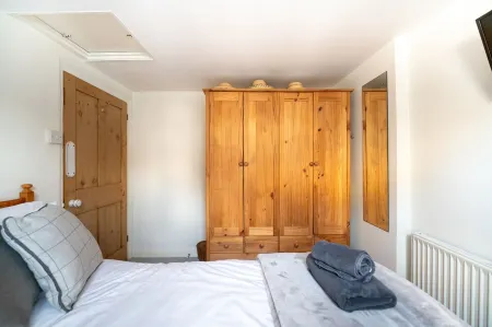 Tranquil Fisherman's Cottage a Minute From The Beach with free reserved parking