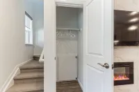 Luxury Brand New Townhouse, family and pet friendly 하이랜드랜치 호텔