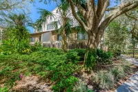 Newly Updated 2 Bed/1.5 Bath Townhome-3 Minute Walk to Beach-Best Deal Around!! - 2-نجوم