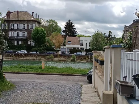 Maison de Ville Avec Terrasse de 30 m2, Proche des Transports en Commun et Paris Отели в г. Помпон
