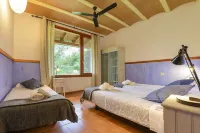 Charming country cottage in quiet village inland Costa Brava. Pool, barbecue
