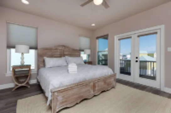 *Beach Cottage* ~4 min walk to beach! Peak-a-Boo Gulf Views!