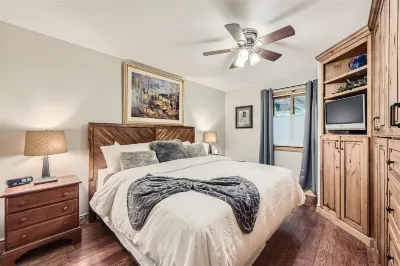 Vail Village 2 BD/2BA condo sleeps 6