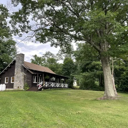 Luxurious & Modern 3 BR 1.5 Bath Log Cabin