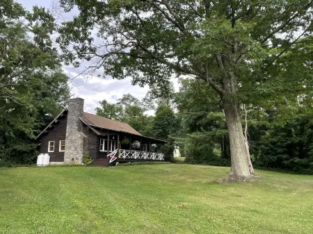 Luxurious & Modern 3 BR 1.5 Bath Log Cabin Отели в г. Копейк