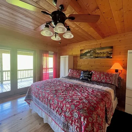 Peaceful Mtn cabin w/fast Wi-Fi & 5 min walk to River