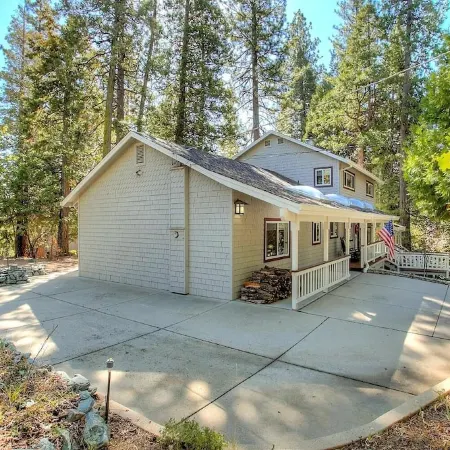 LAKEMONT PINES  •  Big Family Home  • AC • DOG + RV's