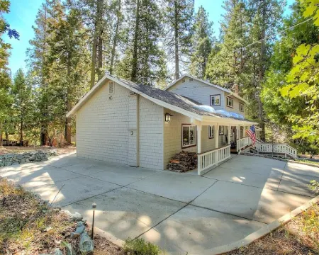 LAKEMONT PINES  •  Big Family Home  • AC • DOG + RV's Hotels in Arnold