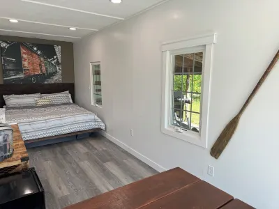 Modern Glamping Cabin in Springfield with king bed and AC on 3 private acres.