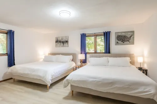 The Blu Casa - Family Home, Private Lake, 4 King Beds, 2300 sq ft, 2 patios Hôtels à : Comte de Beltrami