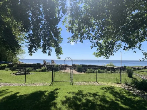 Cozy home on the bay with sand beach and beautiful sunrises!🌅 Hotels in Oconto County